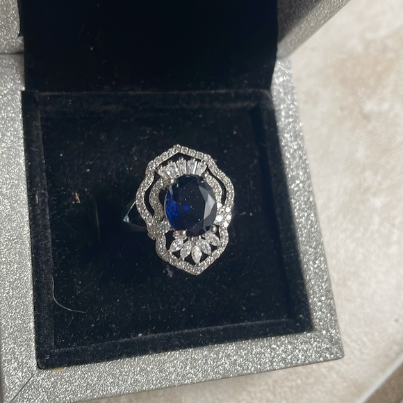 Elegant Sapphire and Silver Ring - Picture 3 of 17